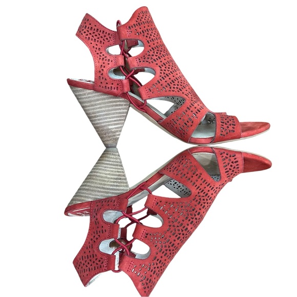 VINCE CAMUTO Eadon Laser Cut Leather Peep-Toe Cone Heel Shooties in Red NWT - Picture 2 of 8